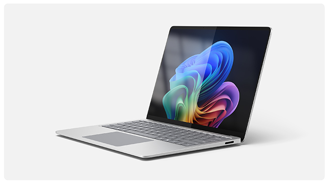 Surface Laptop 商用版打开,显示其防反射显示屏。